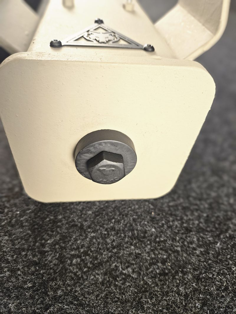 Hochwertige taktische Türramme Mittel aus deutscher Fertigung mit gehärteter Schlagplatte und rutschfesten Griffen.