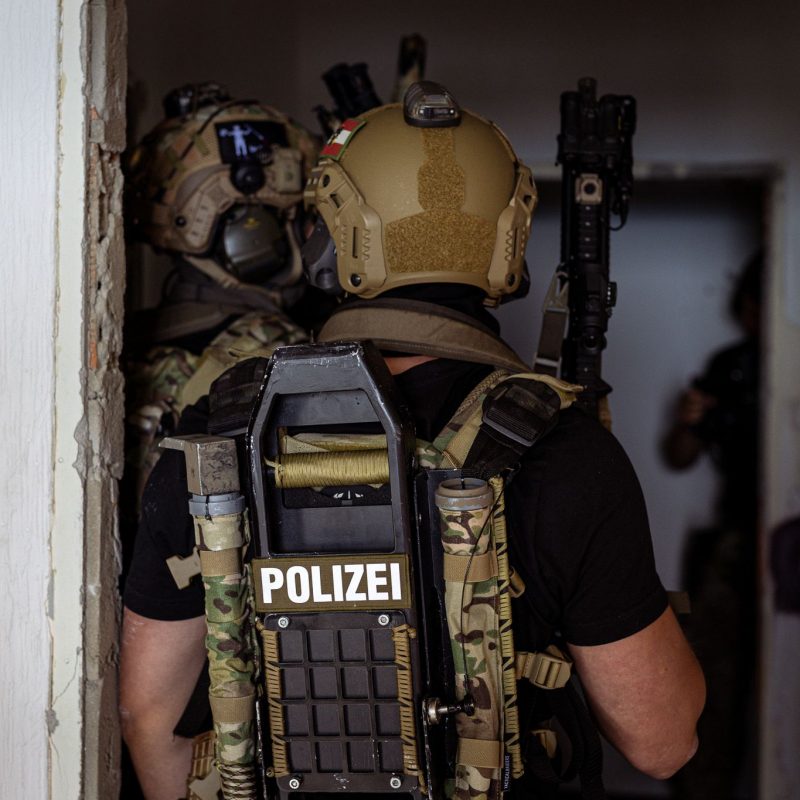 Taktischer Einsatz mit professioneller Einsatzausrüstung und Breaching Tool Vorbereitung für Türöffnung und Zugriff mit Türramme