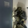 Taktisches Brecheisen Mittel im Einsatz beim gewaltsamen Türöffnen durch Spezialeinheit