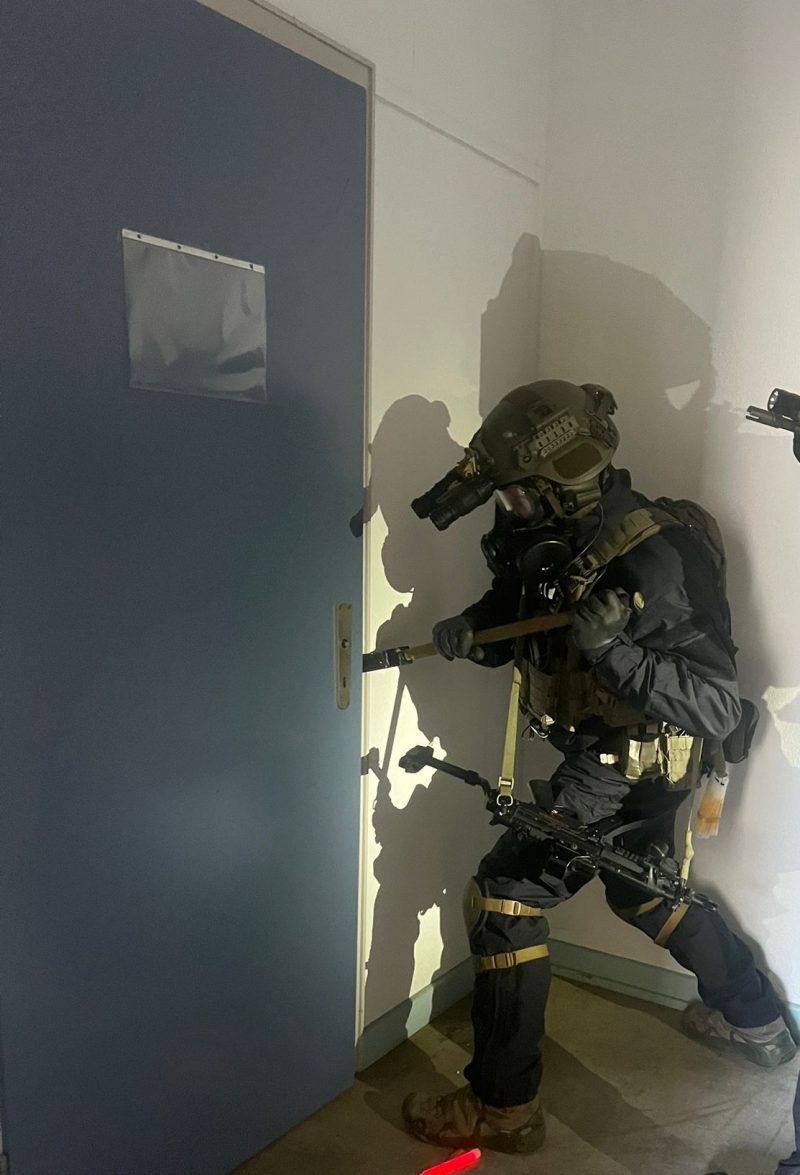 Taktisches Brecheisen Mittel im Einsatz beim gewaltsamen Türöffnen durch Spezialeinheit