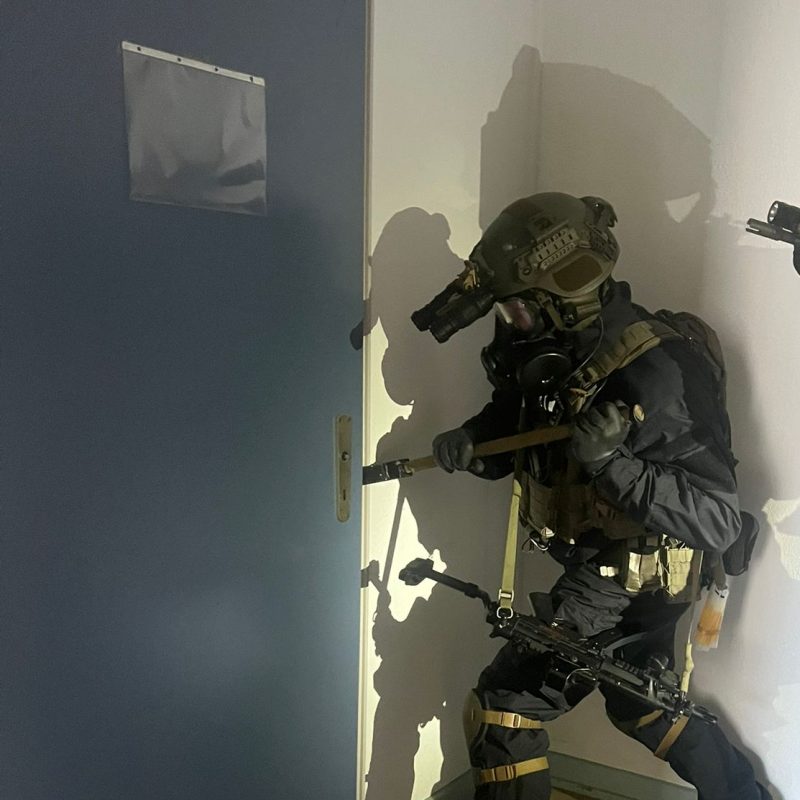 Taktisches Brecheisen Mittel im Einsatz beim gewaltsamen Türöffnen durch Spezialeinheit