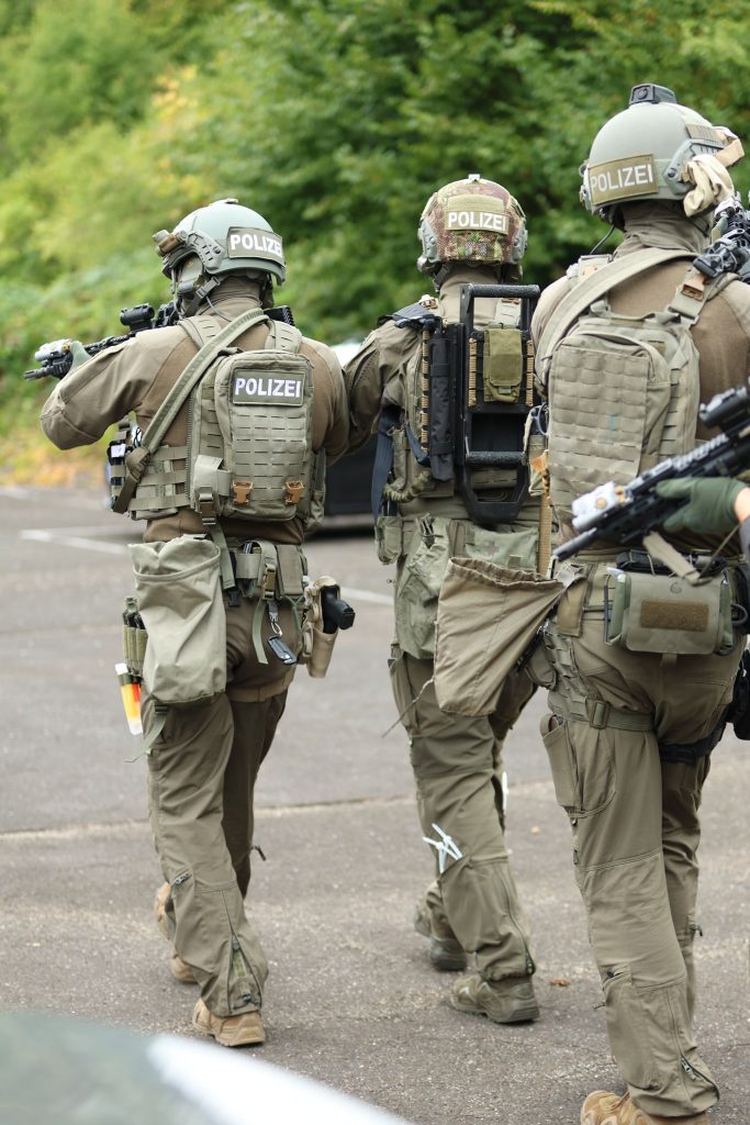 Spezialeinheit mit taktischem Rückentragesystem und Ramme im Einsatz - professionelles Breaching Tool für Polizei und Militär.