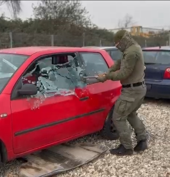 Tactical Glass Breaker – Vehicle Window Breaching Tool | Skogamor Tactical Solutions Tactical glass breaker in vehicle operation – professional breaching tool for police and military units