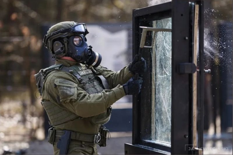 Screenshot_20250619_115911_Instagram Taktischer Entglaser mit Säge