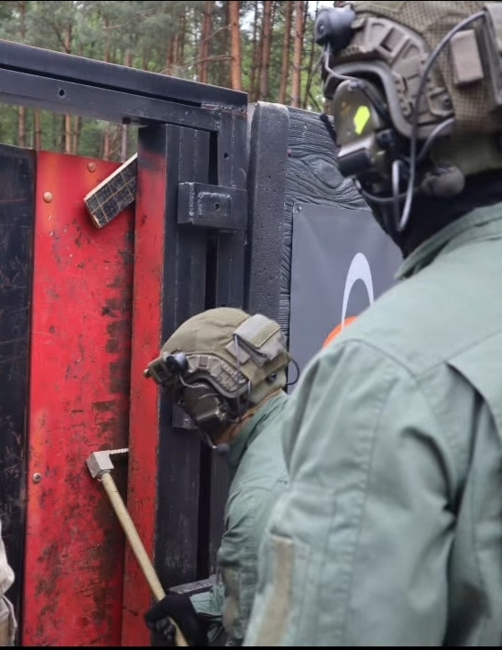 „Taktisches Einsatzwerkzeug beim Türöffnen durch Spezialeinheit im Trainingseinsatz“