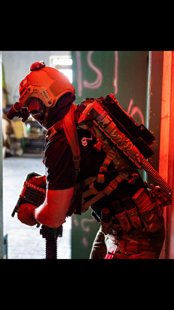 Taktischer Einsatz mit Ramme klein – Einsatzkraft mit taktischem Rückentragesystem beim Zugriff