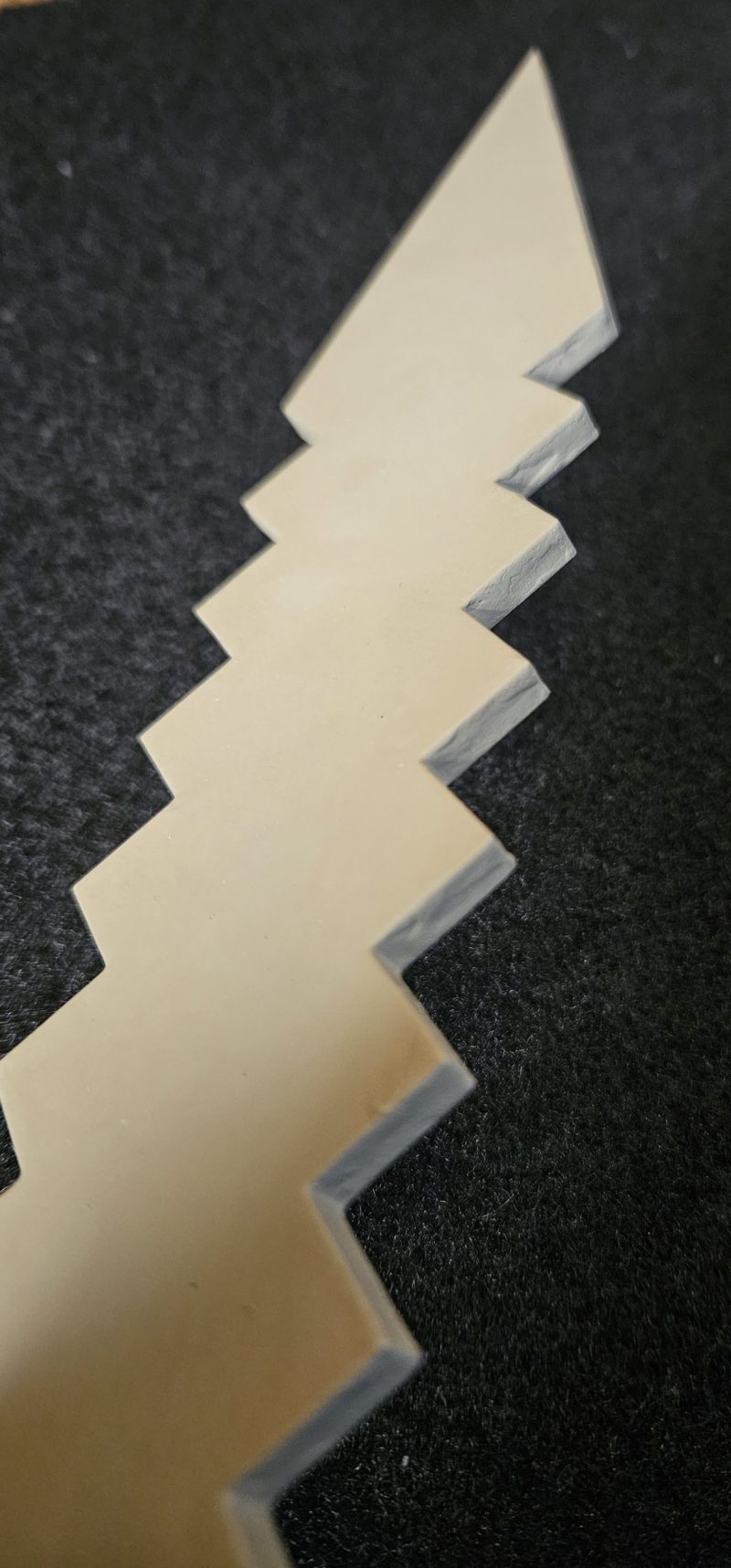 Nahaufnahme Sägeblatt der taktischen Glassäge für präzises Arbeiten.