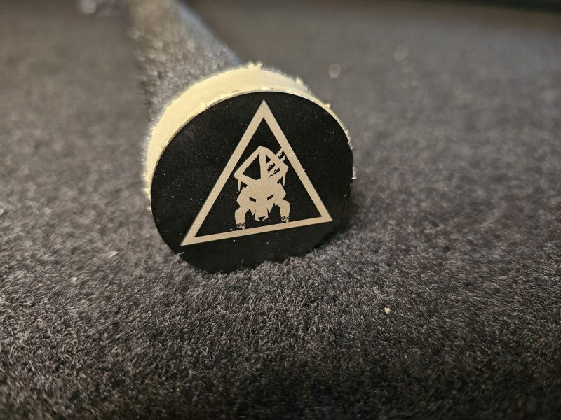 Griffstückende der taktischen Glassäge mit Skogamor-Logo – Qualität und Markenzeichen