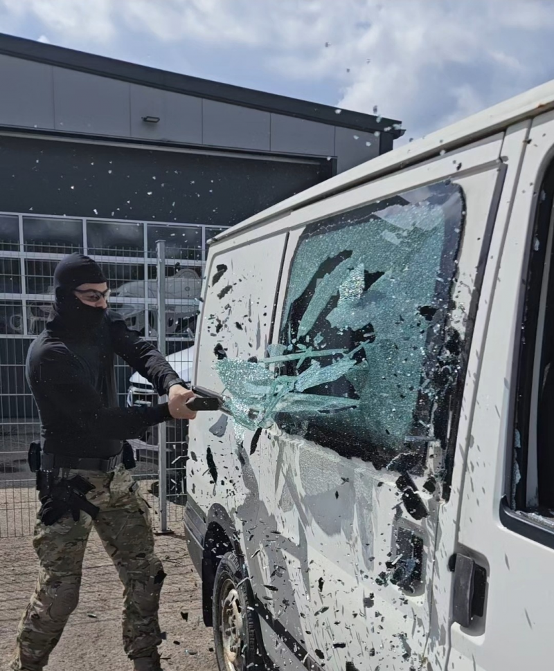 Taktisches Entglasungstool – Glasbrecher für Polizei und Einsatzkräfte | Skogamor Tactical Taktisches Entglasungstool im Fahrzeugeinsatz – professioneller Glasbrecher für Polizei, Militär und Spezialeinheiten