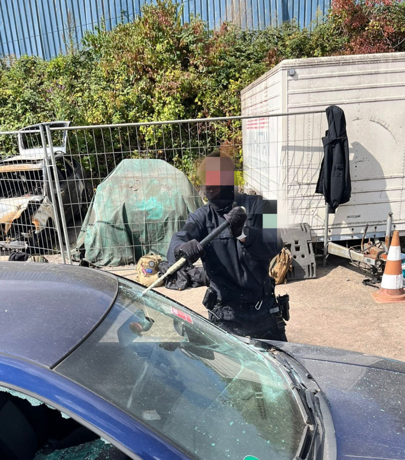 Taktische Glassäge im Einsatz – professionelles Entglasungswerkzeug für Fahrzeugöffnung und Polizeieinsatz