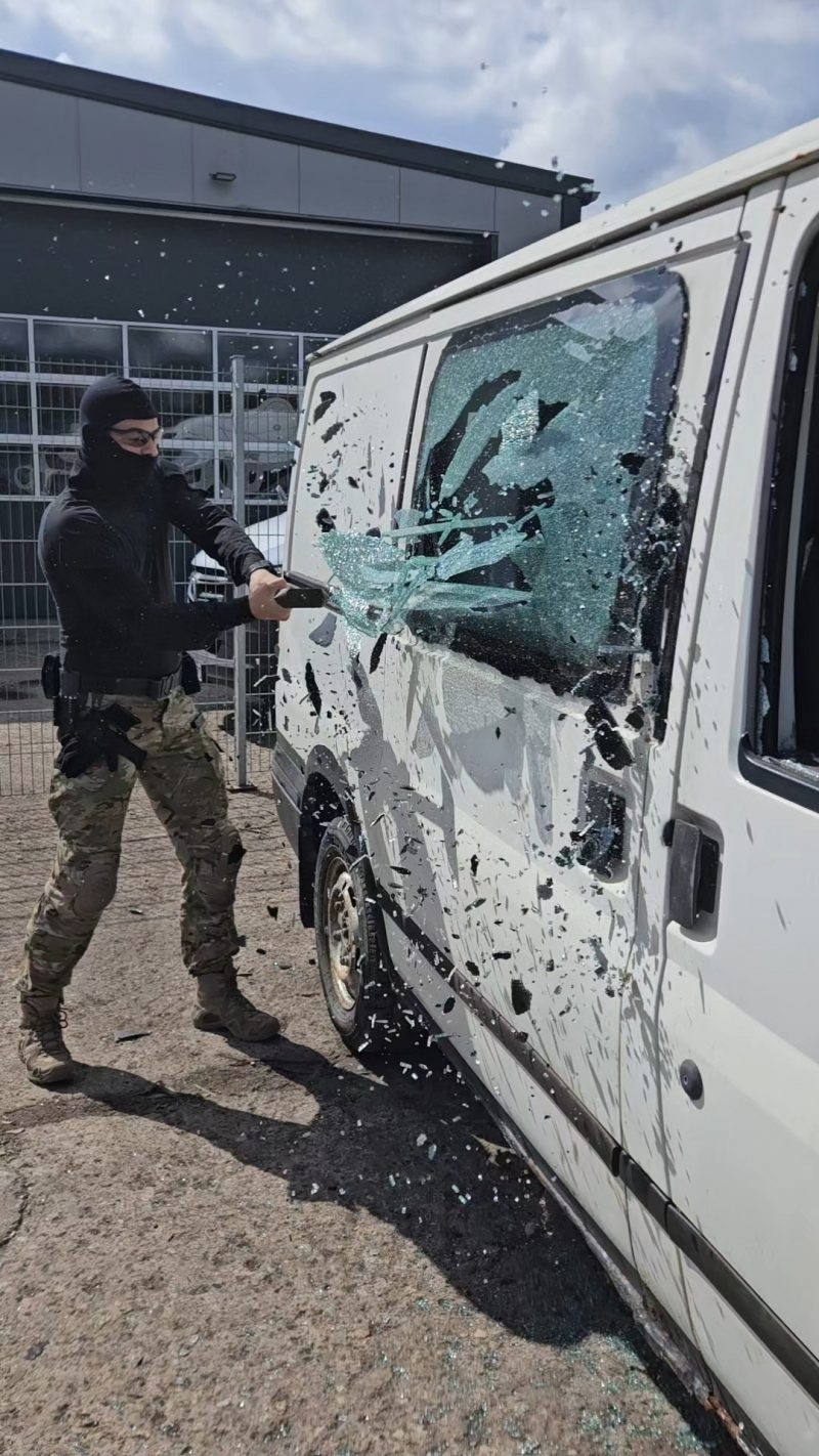 Taktischer Entglaser im Einsatz – Scheibenbruch mit maximaler Schlagkraft Player Einsatz des taktischen Entglasers beim Zerschlagen einer Autoscheibe durch Einsatzkräfte