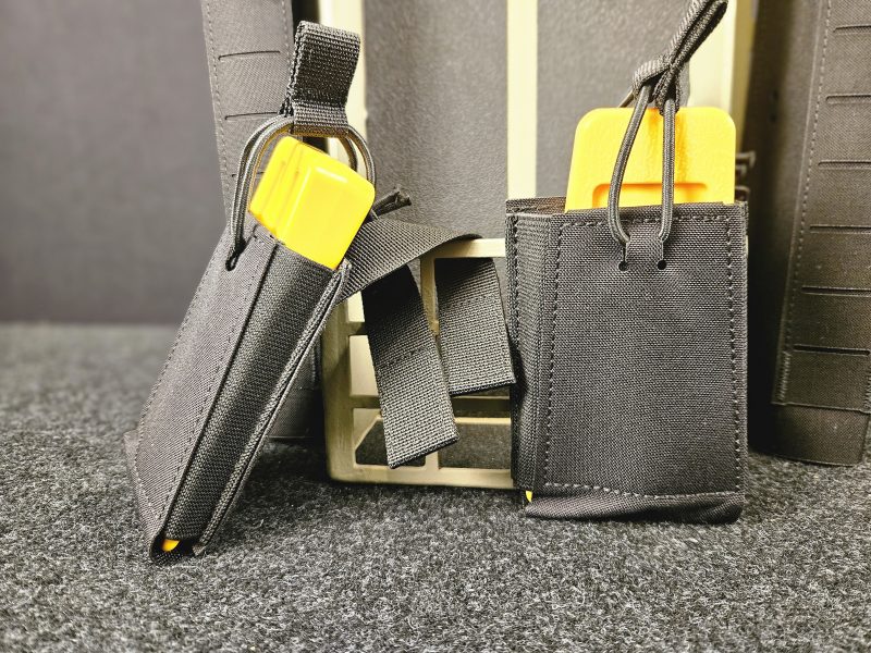 Türkeile in MOLLE-Taschen am taktischen Rammensystem klein zur Sicherung geöffneter Türen