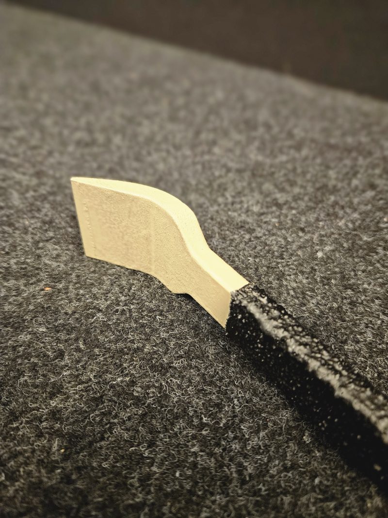 Taktisches Brecheisen klein V1 – Schnabelform Detailansicht Detailaufnahme der Schnabelform des taktischen Brecheisens klein V1 aus gehärtetem Spezialstahl – Taktisches Brecheisen klein V1 kompaktes Türöffnungswerkzeug für professionelle Einsätze.