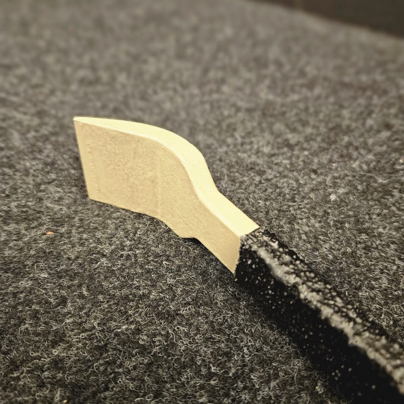 Detailaufnahme der Schnabelform des taktischen Brecheisens klein V1 aus gehärtetem Spezialstahl – Taktisches Brecheisen klein V1 kompaktes Türöffnungswerkzeug für professionelle Einsätze.