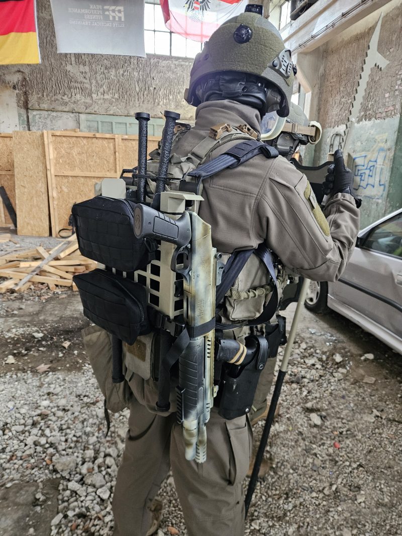 Taktisches modulares Tragesystem für Breaching-Werkzeuge Taktisches modulares Tragesystem für Breaching-Werkzeuge im Einsatz bei einem taktischen Operator