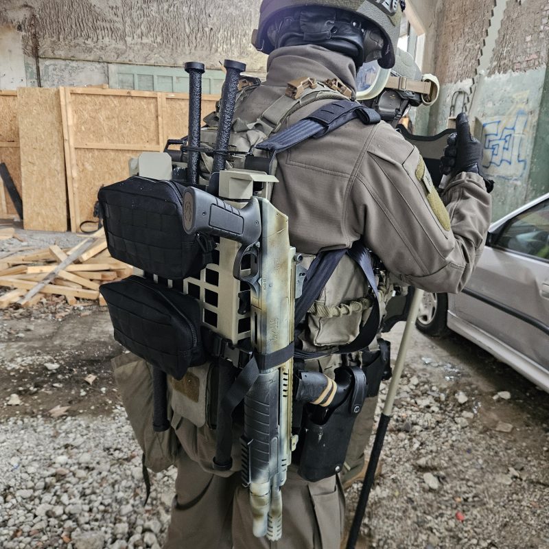 Taktisches modulares Tragesystem für Breaching-Werkzeuge im Einsatz bei einem taktischen Operator